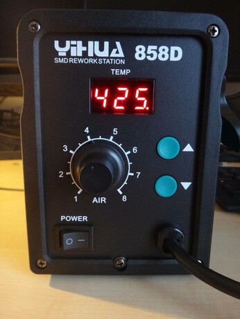 picture showing Yihua 858D SMD Rework Station set to 425°C and level 4 for air flow