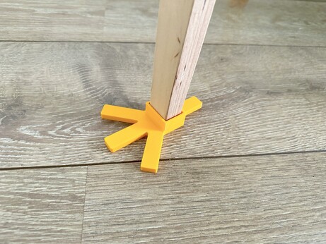 Close up on ont foot, it looks cute and ridiculous at the same time