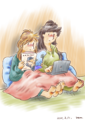 ふたり並んで座って毛布をかけて、本を読んだりパソコンしたり
